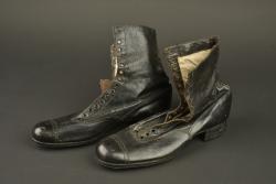 Paire de bottines d'infirmière française. Pair of French nurse’s ankle boots — miniature 1