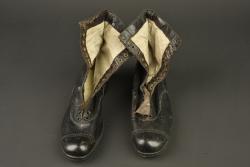 Paire de bottines d'infirmière française. Pair of French nurse’s ankle boots — miniature 2