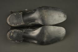 Paire de bottines d'infirmière française. Pair of French nurse’s ankle boots — miniature 5