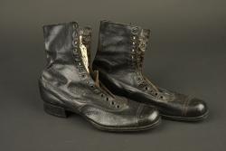 Paire de bottines d'infirmière française. Pair of French nurse’s ankle boots — miniature 7