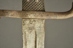 Baïonnette allemande de chasseur type Hirschfanger M1865 régimentée Garde Schutzen. German Jäger bayonet type Hirschfänger Model 1865 regimentally marked to the Garde Schützen — miniature 4