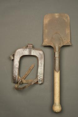 Pelle individuelle allemande avec étui précoce. German entrenching shovel with early carrier — miniature 2