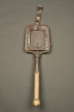 Pelle individuelle allemande avec étui précoce. German entrenching shovel with early carrier — miniature 4