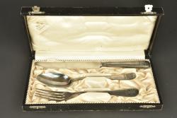 Couverts en métal argenté à motif de croix de fer dans leur coffret. Silver plated cutlery with Iron Cross motif in fitted case — miniature 1