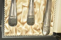 Couverts en métal argenté à motif de croix de fer dans leur coffret. Silver plated cutlery with Iron Cross motif in fitted case — miniature 4