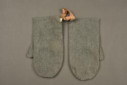 Paire de moufles allemandes régimentées. Pair of regimentally marked German mittens — miniature 4