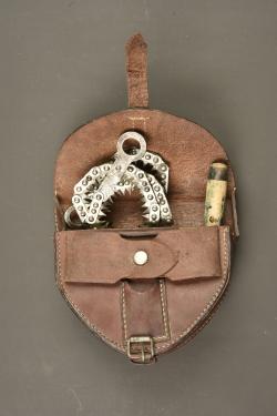 Scie pliante dans son étui cuir de cavalerie allemande. Folding saw in its German cavalry leather carrier — miniature 1