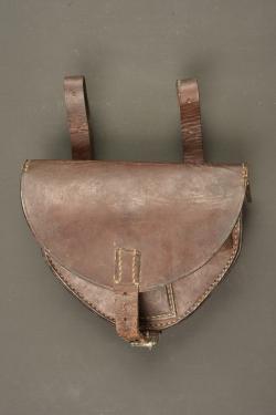 Scie pliante dans son étui cuir de cavalerie allemande. Folding saw in its German cavalry leather carrier — miniature 3