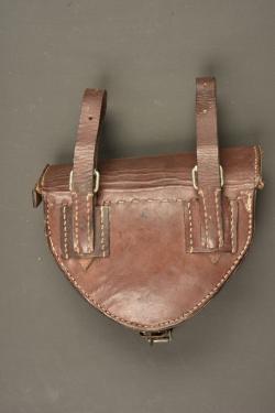 Scie pliante dans son étui cuir de cavalerie allemande. Folding saw in its German cavalry leather carrier — miniature 4
