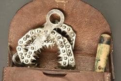 Scie pliante dans son étui cuir de cavalerie allemande. Folding saw in its German cavalry leather carrier — miniature 5