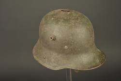 Casque allemand M1916 à impact. German Model 1916 helmet with impact damage — miniature 1