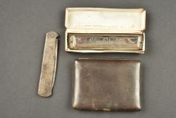 Petits objets du soldat allemand, Mercator, étui à cigarettes et harmonica. Small personal items of a German soldier including Mercator knife, cigarette case and harmonica — miniature 2