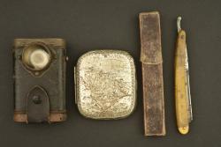 Petits objets du soldat allemand, lampe rasoir et étui à cigarettes. Small personal items of a German soldier including shaving lamp, razor and cigarette case — miniature 1