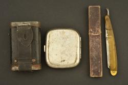 Petits objets du soldat allemand, lampe rasoir et étui à cigarettes. Small personal items of a German soldier including shaving lamp, razor and cigarette case — miniature 6