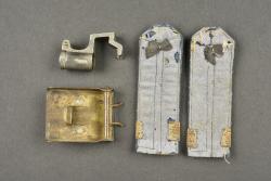 Lot allemand bouchon G98, boucle de ceinturon et pattes d'épaule. German lot including Gewehr 98 muzzle cover, belt buckle and shoulder straps — miniature 3
