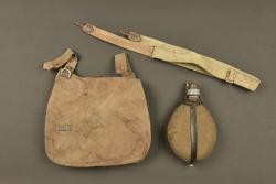 Equipement allemand sac à pain, bretelle et bidon. German equipment set including bread bag, sling and canteen — miniature 1