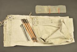 Toile de tente allemande avec étui et piquets de tente. German shelter half with carrier and tent pegs — miniature 3