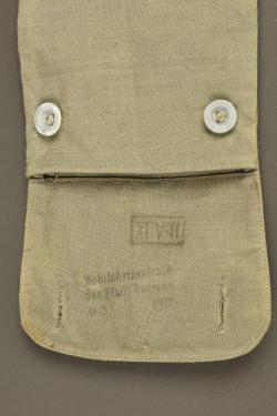 Toile de tente allemande avec étui et piquets de tente. German shelter half with carrier and tent pegs — miniature 4