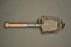 Pelle individuelle allemande avec porte pelle cuir. German entrenching tool with leather carrier — miniature 1