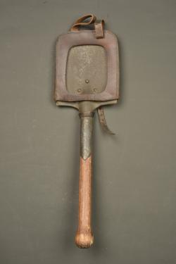 Pelle individuelle allemande avec porte pelle cuir. German entrenching tool with leather carrier — miniature 3