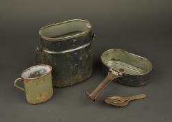 Gamelle, quart et couverts allemands. German mess tin, drinking cup and cutlery set — miniature 1