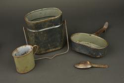 Gamelle, quart et couverts allemands. German mess tin, drinking cup and cutlery set — miniature 6