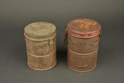 Lot de 2 boîtes de masque anti-gaz allemands. Lot of two German gas mask canisters — miniature 6