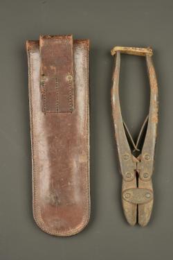 Pince coupante allemande M1911 dans son étui cuir. German Model 1911 wire cutters in leather carrier — miniature 3