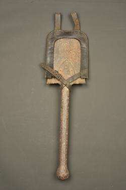 Pelle individuelle allemande entièrement métallique avec étui. All metal German entrenching tool with carrier — miniature 1