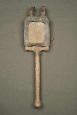 Pelle individuelle allemande entièrement métallique avec étui. All metal German entrenching tool with carrier — miniature 5