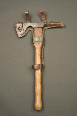 Pic hache allemand Beilpick avec son étui cuir. German Beilpick axe pick with leather carrier — miniature 1