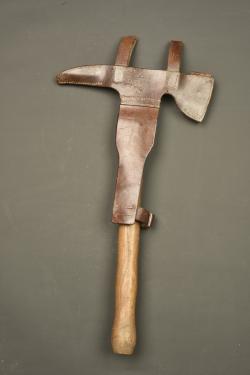 Pic hache allemand Beilpick avec son étui cuir. German Beilpick axe pick with leather carrier — miniature 4