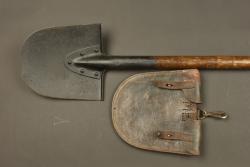 Pelle de Pionnier allemand avec son étui cuir. German Pioneer shovel with leather carrier — miniature 2
