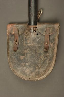 Pelle de Pionnier allemand avec son étui cuir. German Pioneer shovel with leather carrier — miniature 4
