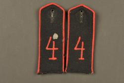 Paire de pattes d'épaule M1915 du 4e bataillon de Pionnier. Pair of Model 1915 shoulder straps of the 4th Pioneer Battalion. — miniature 1