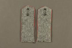 Paire de pattes d'épaule M1915 du 4e bataillon de Pionnier. Pair of Model 1915 shoulder straps of the 4th Pioneer Battalion. — miniature 2