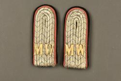 Paire de pattes d'épaule d'un officier de Minen Werfer bavarois. Pair of shoulder straps of a Bavarian Minenwerfer officer. — miniature 1