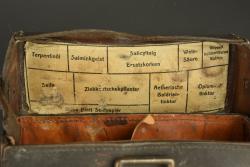 Deux sacoches d'infirmier allemand. Two German medic pouches. — miniature 6