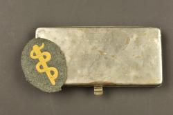 Insigne d'infirmier allemand et boîte d'ustensiles médicaux. German medic badge and medical instrument case. — miniature 1