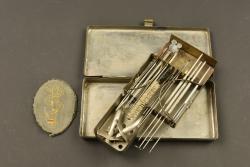 Insigne d'infirmier allemand et boîte d'ustensiles médicaux. German medic badge and medical instrument case. — miniature 2