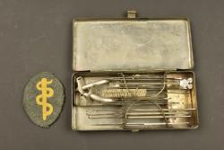 Insigne d'infirmier allemand et boîte d'ustensiles médicaux. German medic badge and medical instrument case. — miniature 3