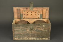 Deux chargeurs tambour de MG08-15 dans leur caisse. Two MG08-15 drum magazines in their transport case. — miniature 2