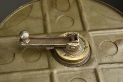 Deux chargeurs tambour de MG08-15 dans leur caisse. Two MG08-15 drum magazines in their transport case. — miniature 3