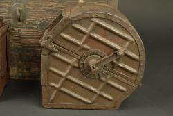 Deux chargeurs tambour de MG08-15 dans leur caisse. Two MG08-15 drum magazines in their transport case. — miniature 4
