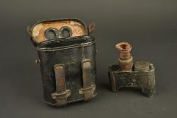 Lunette ZF12 pour mitrailleuse MG08 dans son étui. ZF12 scope for MG08 machine gun with its case. — miniature 1
