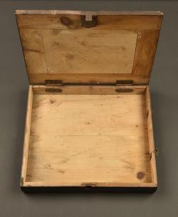 Caisse pour bandes de MG08 et boîte à chiffons de nettoyage. MG08 ammunition belt box and cleaning rag tin. — miniature 4