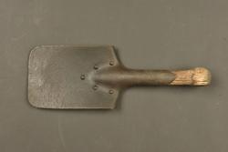 Pelle d'un mitrailleur allemand du JR173 de Saint Avold - Metz. Shovel of a German machine gunner from JR173 of Saint-Avold – Metz — miniature 1