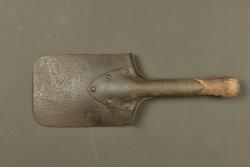 Pelle d'un mitrailleur allemand du JR173 de Saint Avold - Metz. Shovel of a German machine gunner from JR173 of Saint-Avold – Metz — miniature 2