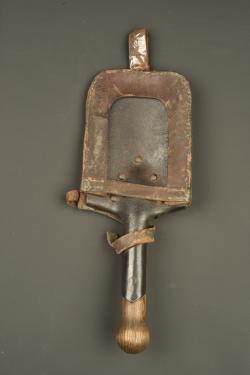 Pelle de mitrailleur allemand avec porte pelle cuir. German machine gunner’s shovel with leather carrier — miniature 1