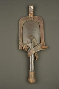 Pelle de mitrailleur allemand avec porte pelle cuir. German machine gunner’s shovel with leather carrier — miniature 4